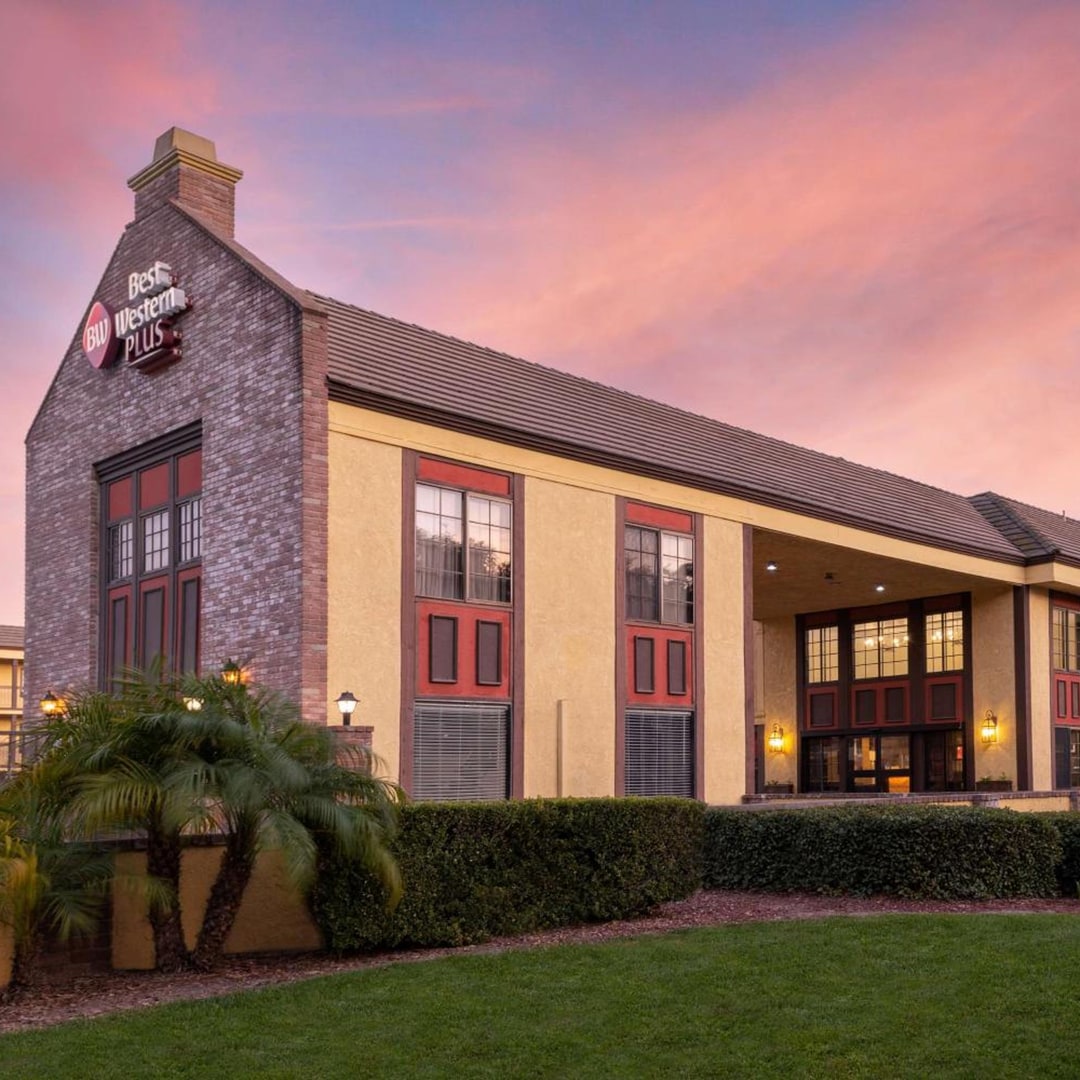 Best Western Plus Raffles Inn & Suites